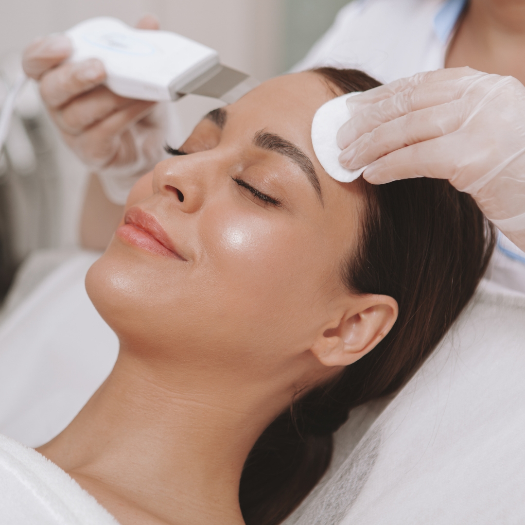 Hydrafacial vs. Chemical Peels: Which Treatment Should You Choose?