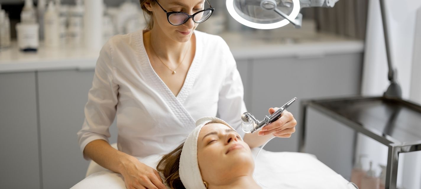 Hydrafacial vs Traditional Facials: What’s Right for Your Skin