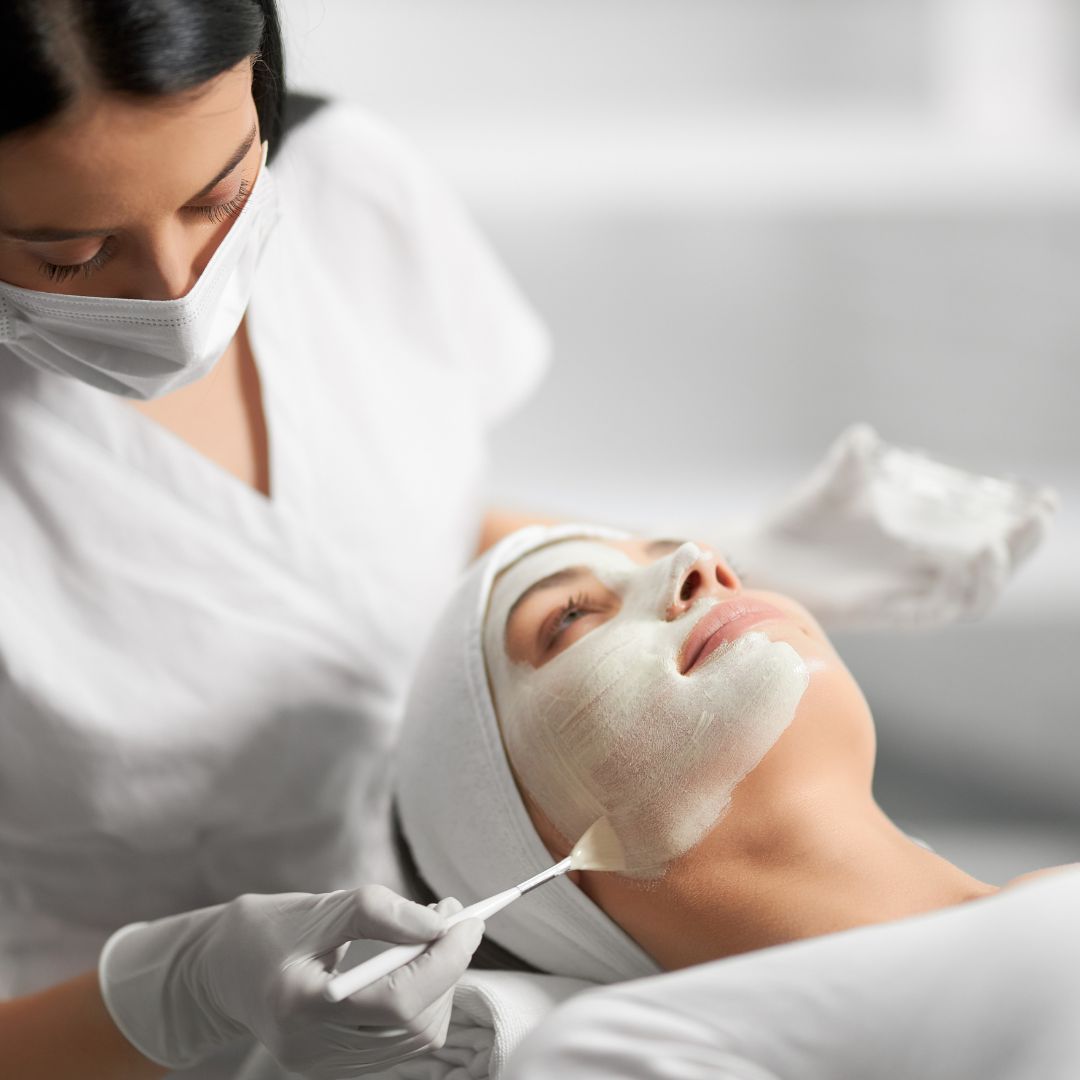 Hydrafacial vs Traditional Facials: What’s Right for Your Skin