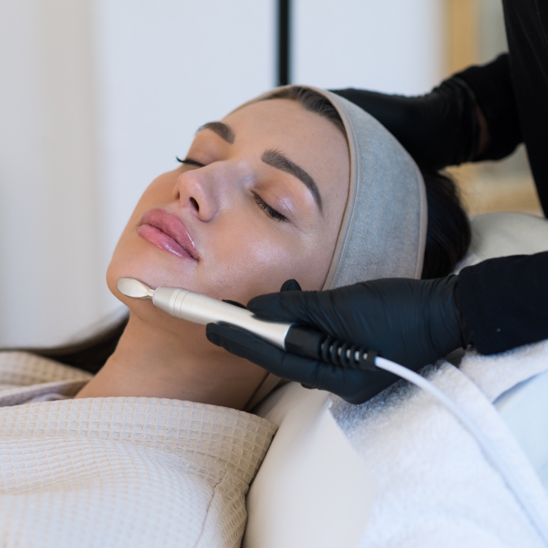 Hydrafacial vs. Traditional Facials: Which One is Right for You?