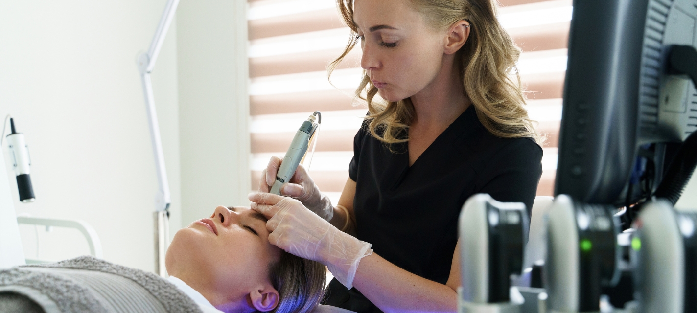 HydraFacial’s Role in Skin Detoxification: How It Clears Your Skin from City Pollution