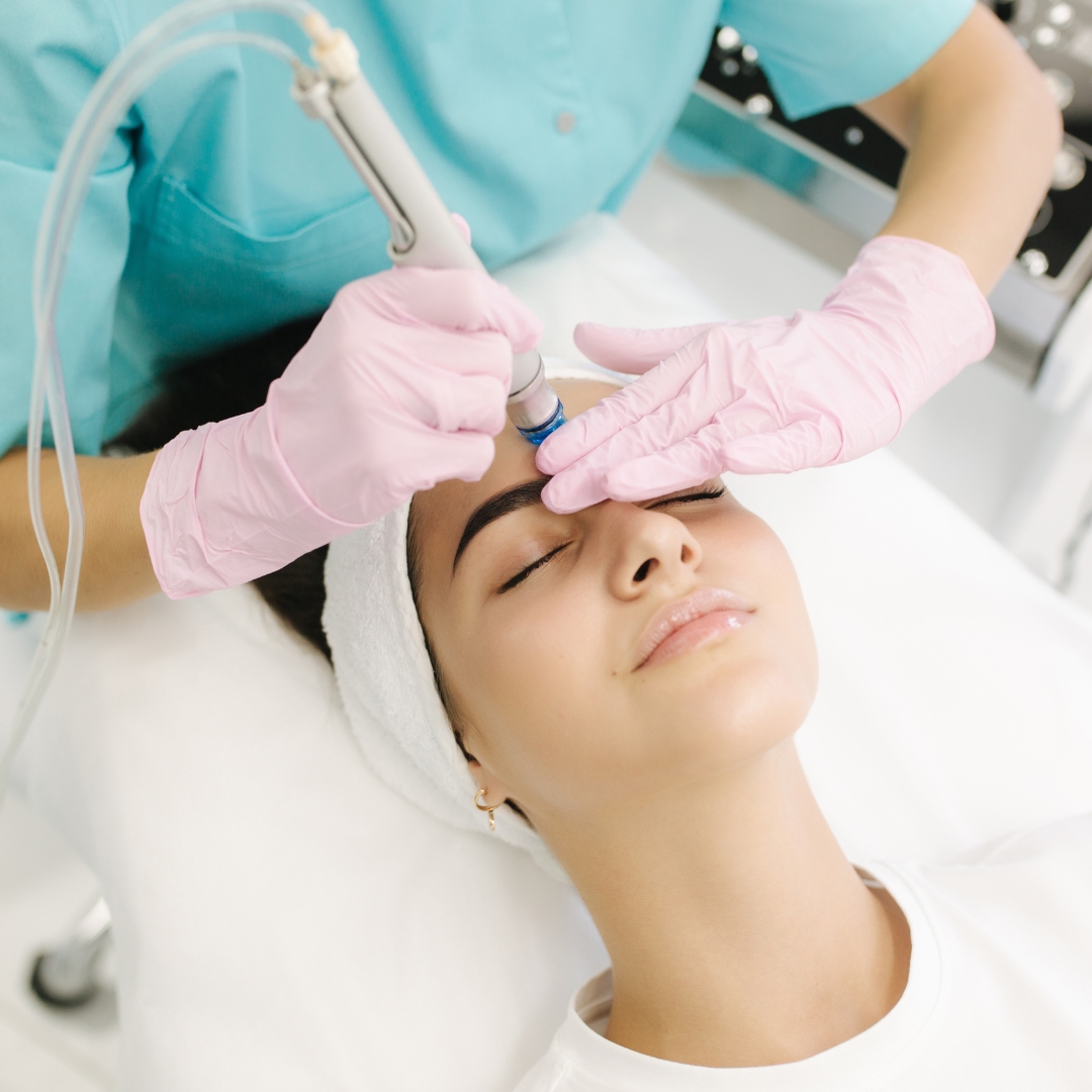 HydraFacial’s Role in Skin Detoxification: How It Clears Your Skin from City Pollution